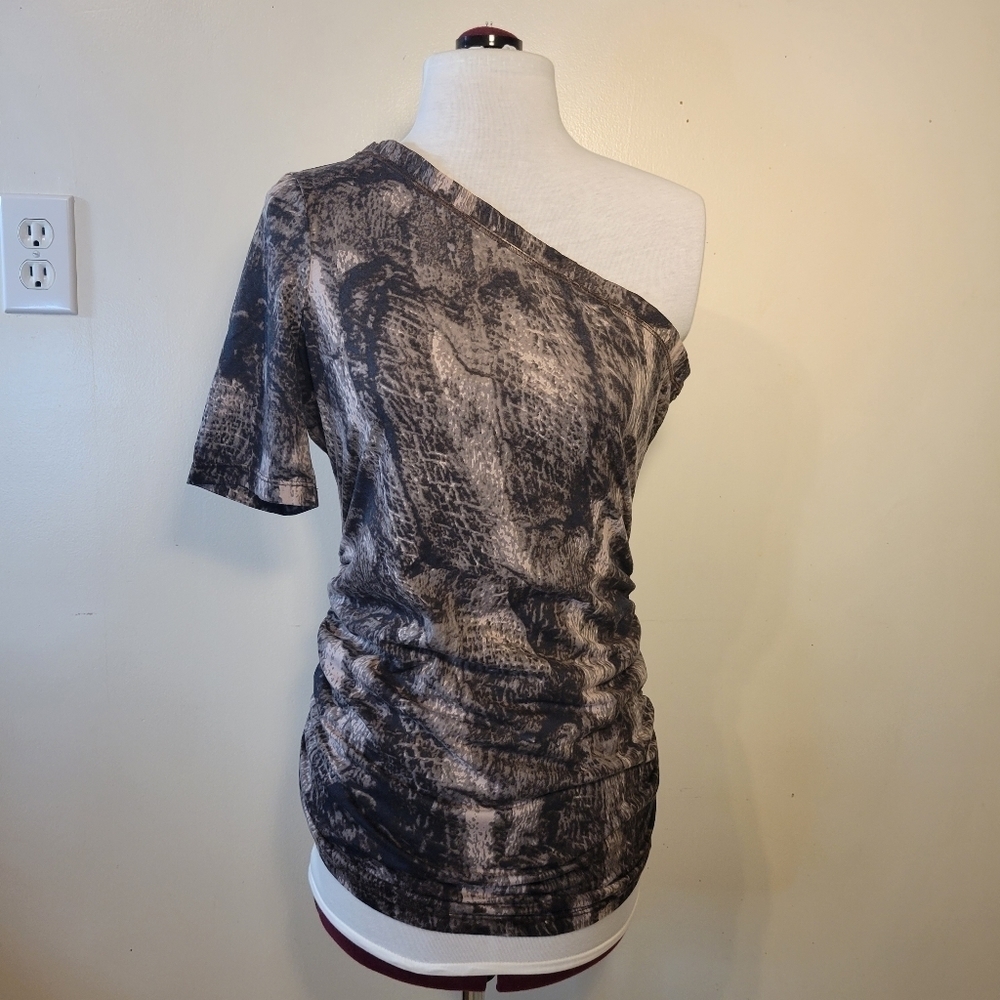 Sofia by Sofia Vergara (Women's Medium) Animal Camo Ruched Off Shoulder Top Tee